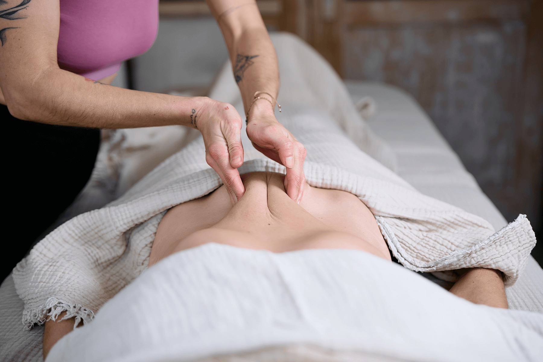 bauchmassage-fuer-endometriose-und-zyklus_yoma-female-health