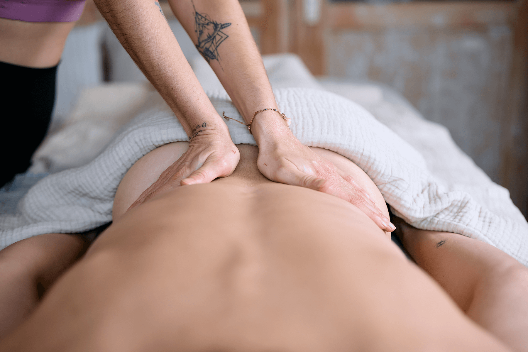 menopause-massage-becken-fuer-frauen_yoma-female-health